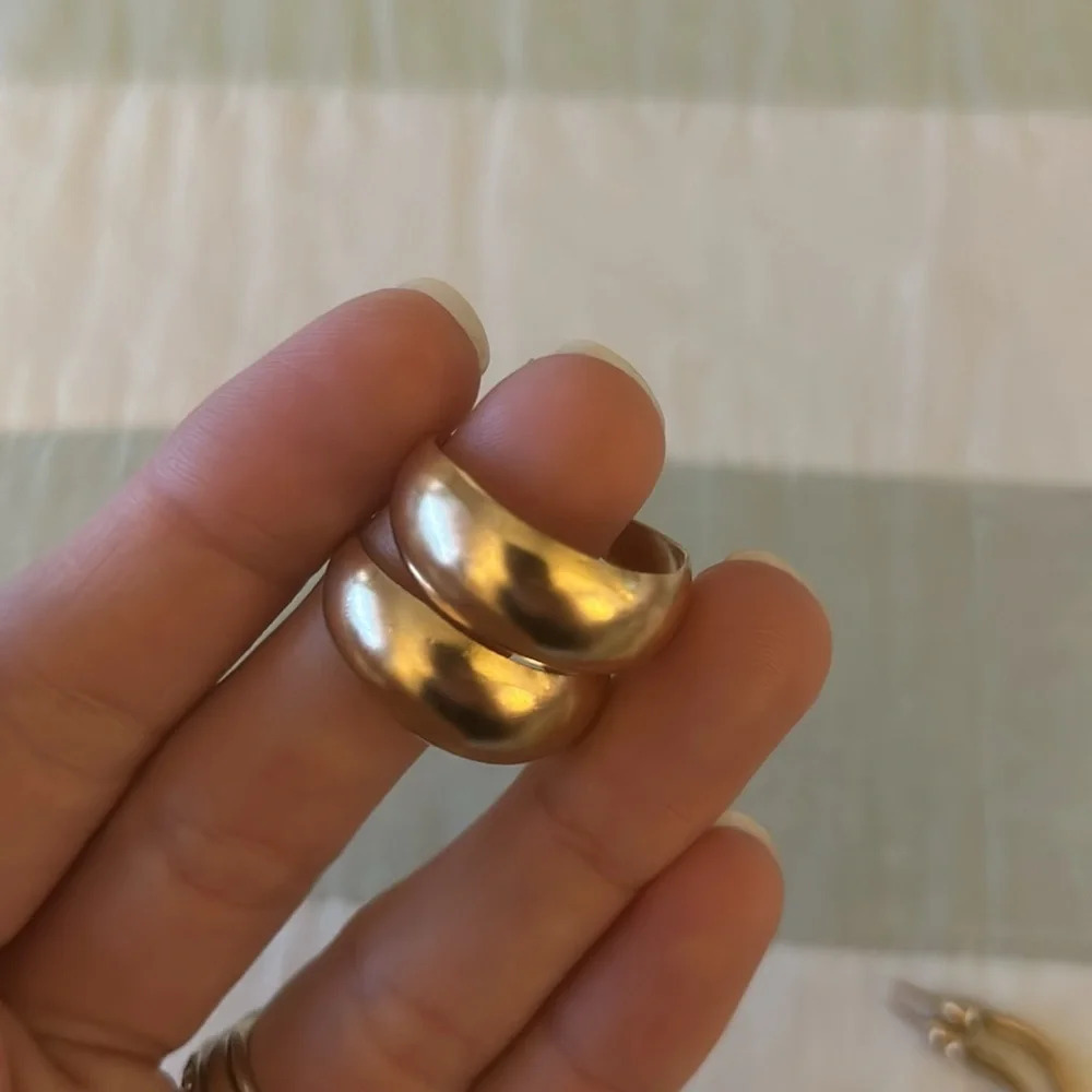 Set of 3 gold hoop earrings - Picture 3 of 10